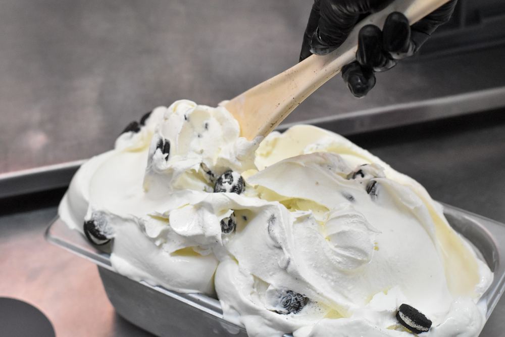 Helado artesanal trabajado con espátula en la fábrica de Vedia